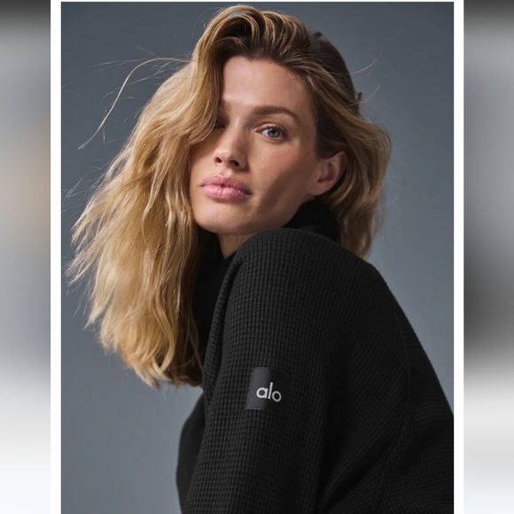 ALO Yoga Waffle Weekend Escape Mock Neck Long Sleeve Black Sweatshirt Top - Picture 2 of 11